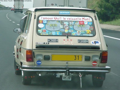 L amour oui, la vaisselle non, slogan sur une Renault 6