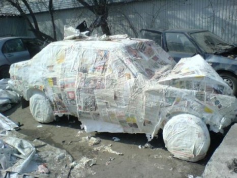 voiture recouverte de papier journal