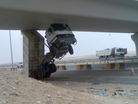 camion coincé sous un pont trop haut