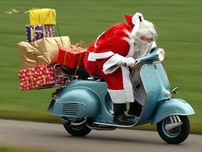 pere noel en retard, il arrive en scooter