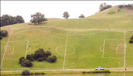 terrain de foot en pente