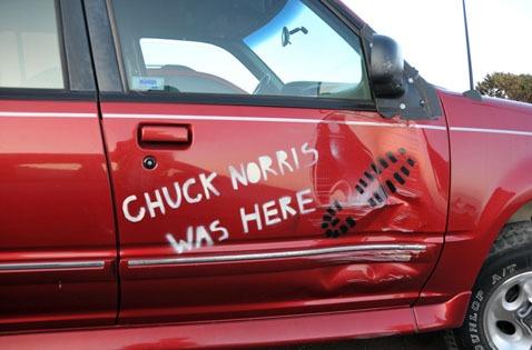 trace de chaussure de Chuck Norris sur une voiture