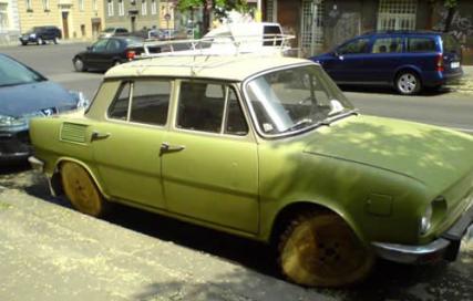 voiture avec des roues en bois, increvable