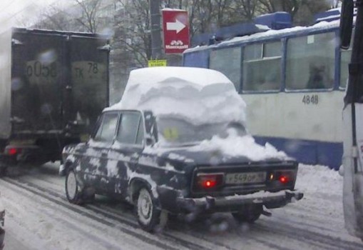 neige sur le toit d une voiture