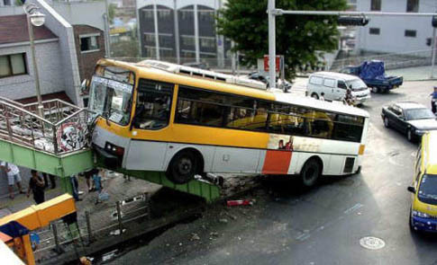 un bus essaie de monter un escalier