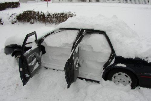 voiture remplie de neige