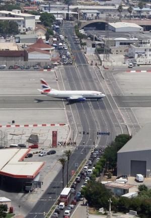 Un avion traverse une route