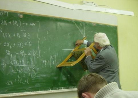 Un prof utilise une chaise comme une règle