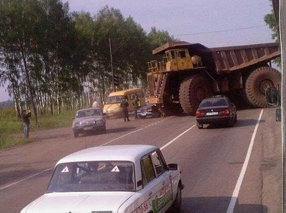 un gros camion fait demi-tour