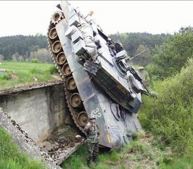 un tank qui fait une sortie route