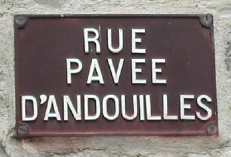 une rue pavée d'andouilles