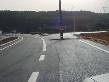 poteau en plein milieu de la rue