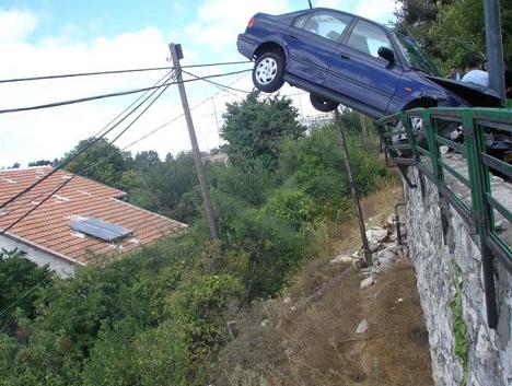 voiture accidentée dans le vide