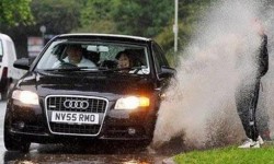 voiture eclabousse un pieton