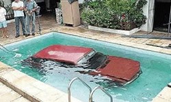 Et une voiture dans la piscine