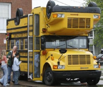 bus scolaire jaune double et inversé