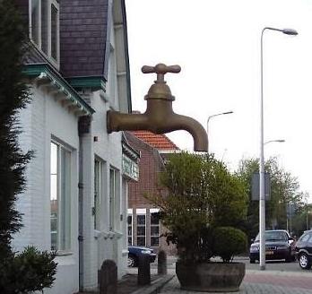 robinet géant en façade