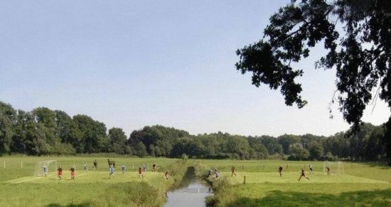 match de foot a la campagne à travers un ruisseau