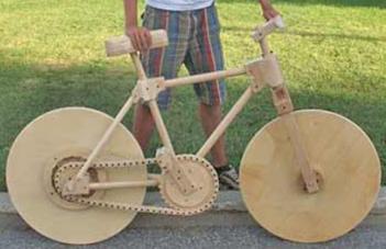 un vélo tout en bois