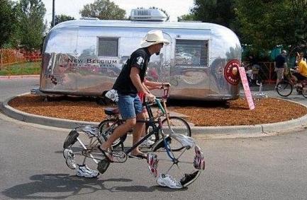 velo avec des roues en chaussures