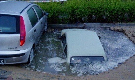 voiture garee qui coule