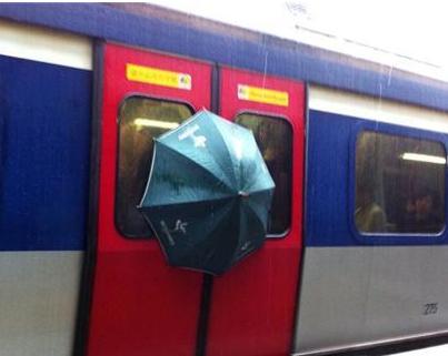 parapluie qui reste en dehors du rer