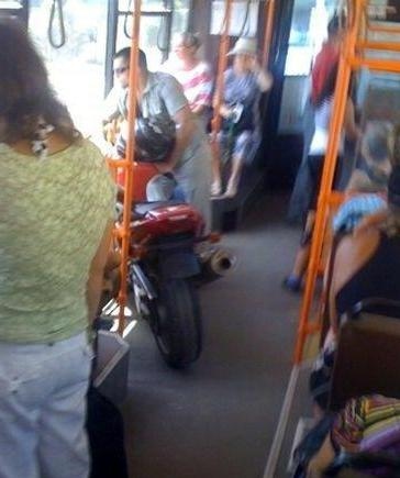 Une moto dans un bus