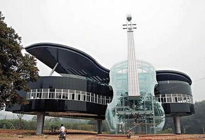 Piano géant violon en verre géant