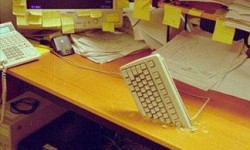 Un clavier planté à travers le bureau