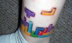 tatouage de Tetris sur la jambe