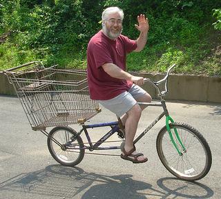 Jacky fait ses courses en vélo