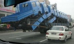 Un camion qui transporte des camions