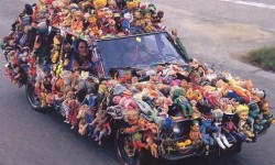 Une  voiture avec des peluches