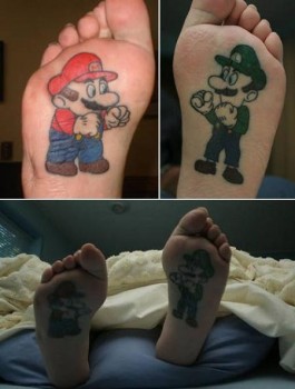 Tatouages de Mario et Luigi sur les pieds