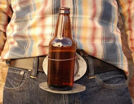 boucle de ceinture qui fait office de repose bière