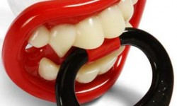 tétine de l'enfer avec des dents de vampire