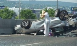 Que fait une blonde après un accident de voiture ?