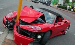 Il plante sa Ferrari dans un poteau