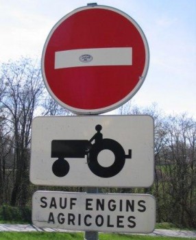 Interdit aux tracteurs sauf engins agricoles