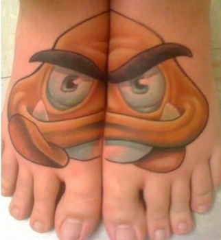 Tatouage du champignon de Mario sur les 2 pieds