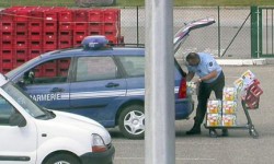 Un gendarme qui fait le plein