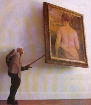 un papy curieux regarde derrière un tableau avec sa canne