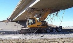 Il essaie d'arracher un pont