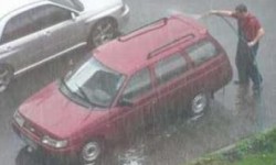 Laver sa voiture sous la pluie