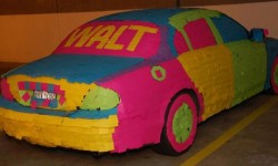 Une voiture recouverte de post-it