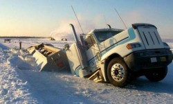 Camion qui coule dans la neige