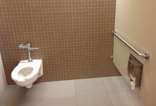 Des toilettes handicapés, dans les deux sens du terme, le propre et le figuré