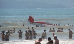 Un avion qui flotte dans la mer