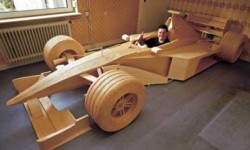 Voiture de Formule 1 en bois