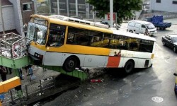 Accident de car avec un escalier